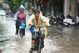 Người Hà Nội lội nước, 'chôn chân' giữa phố sau trận mưa lớn
