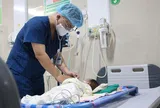 Người lớn nhỏ nhầm axit vào miệng, bé 1 tháng tuổi nhập viện cấp cứu