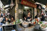 Những bát bún 10.000 đồng giữa chợ Hà Nội