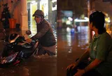 Đường Phan Huy Ích ngập gần 1m sau mưa lớn, tài xế ở TP.HCM mắc kẹt 6-7 tiếng khi đang chở khách ra sân bay