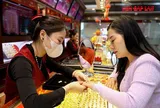 Giá vàng chiều nay (8/10): Liên tục giảm, người dân ồ ạt đi mua