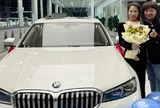 Bà chủ nhà hàng mua xe BMW tặng nhân viên để đi làm đỡ mệt và mưa rét