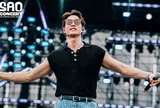 Nam ca sĩ Việt ngã gãy xương sườn khi đang trình diễn trên sân khấu