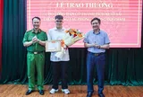 Khen thưởng nam sinh lớp 12 quật ngã 2 đối tượng trộm chó