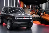 Nam sinh 18 tuổi vượt ngàn cây số nhận chiếc VinFast VF 3 độ cá nhân hóa làm quà vào đại học