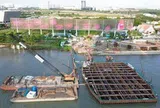 100 người đưa khối thép 3.400 tấn, dài gần 200 m lên sà lan khổng lồ, vượt 124 km đường thủy để thực hiện công việc đặc biệt giữa TP.HCM