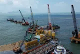 Khoan 438 cọc bê tông xuống lòng đại dương, huy động hơn 1.000 thiết bị xây siêu công trình 25.700 tỷ đồng dài nhất Việt Nam