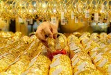 Giá vàng chiều nay (26/10): Vàng thế giới nhích tăng do giá dầu hạ nhiệt
