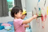Con vui vẽ sắc màu, tường sạch có mẹ lo