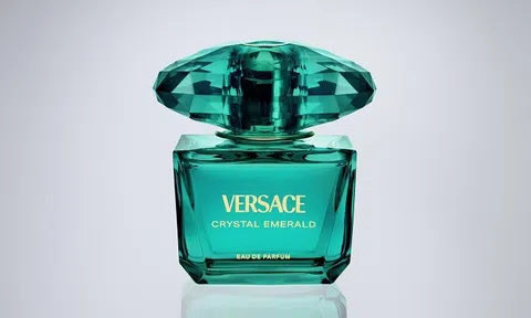 VERSACE CRYSTAL EMERALD: Vệt hương mê hoặc dưới ánh đèn tiệc đêm