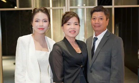 Doanh nhân Huỳnh Kim Liên xúc động khi ba mẹ có mặt trong ngày đặc biệt