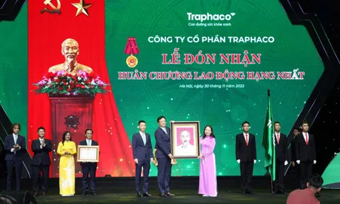 Công ty CP Traphaco đón nhận Huân chương Lao động hạng Nhất