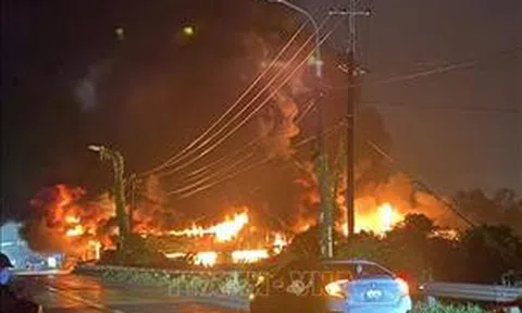 Cháy lớn tại kho phế liệu trên quốc lộ 14B ở Đà Nẵng, cột khói cao hàng trăm mét