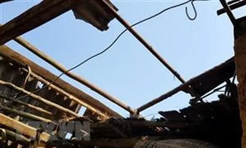 Dông lốc khiến hàng chục ngôi nhà ở thị trấn Lao Bảo bị tốc mái