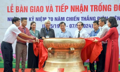 Trao tặng Trống đồng cho tỉnh Điện Biên nhân kỷ niệm 70 năm Chiến thắng Điện Biên Phủ