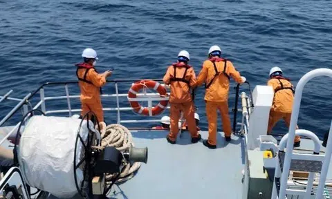 Khẩn trương tìm kiếm cứu nạn thuyền viên sà lan chở đá chìm tại vùng biển Quảng Ngãi