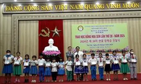 Làng Hoa Sen quốc tế Hàn Quốc hỗ trợ học sinh khó khăn vươn lên học giỏi