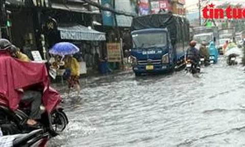 TP Hồ Chí Minh tiếp tục mưa lớn, nhiều tuyến đường mênh mông biển nước