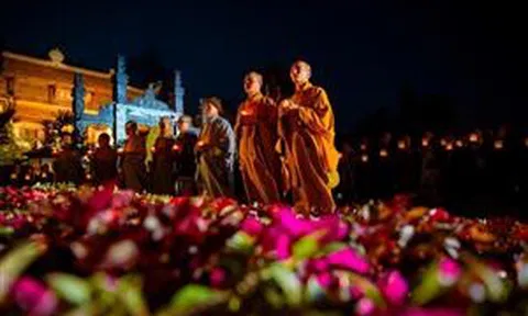 Đại lễ Phật Đản tại đỉnh thiêng Fansipan thu hút hàng nghìn Phật tử, du khách