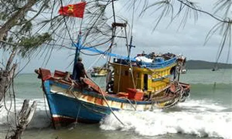 Bộ Tư lệnh Vùng 5 Hải quân kịp thời cứu kéo tàu cá ngư dân gặp nạn