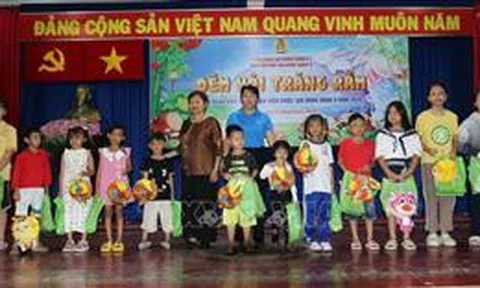 Trung thu ấm áp đến với con em công nhân lao động nghèo