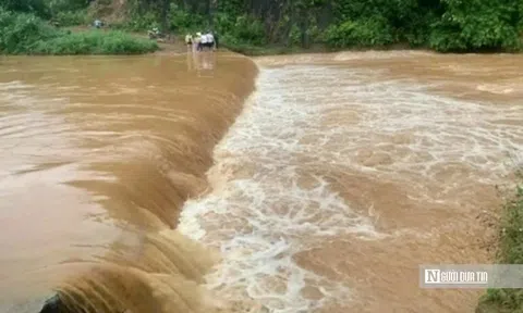 Hàng trăm người đội mưa tìm kiếm nạn nhân bị nước cuốn trôi