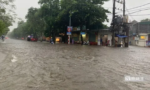 Mưa ngập lối, Tp.Vinh tính phương án điều xe đặc dụng đưa học sinh về nhà