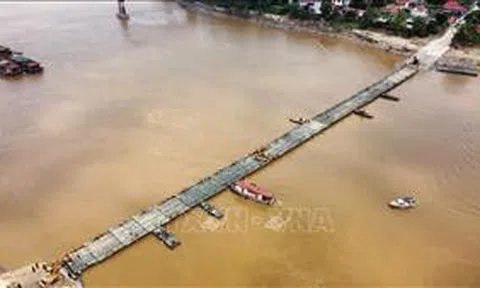 Hợp long cầu phao Phong Châu