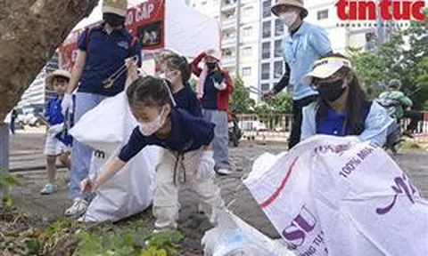 Tình nguyện viên chung tay nhặt rác vì một Thủ đô 'xanh'