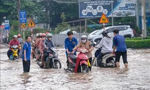 Triều cường vượt báo động III gây ngập nhiều tuyến phố ở Cần Thơ