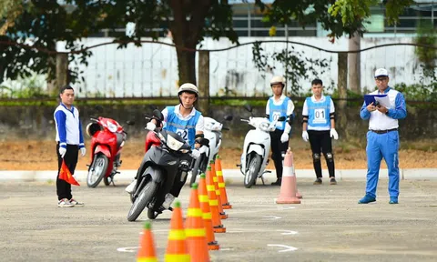 Nâng cao ý thức chấp hành luật và kỹ năng điều khiển mô tô an toàn cho học sinh, sinh viên