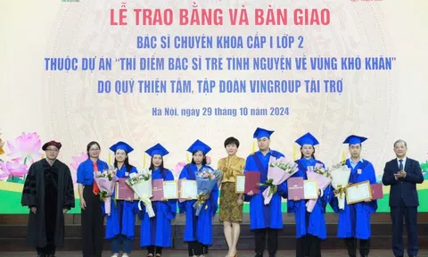 Trao bằng và bàn giao 42 bác sĩ trẻ tình nguyện công tác tại 26 huyện khó khăn