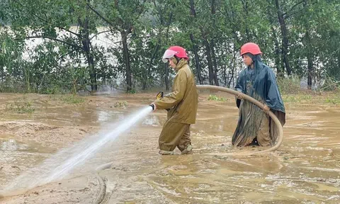 Quảng Trị huy động lực lượng dọn bùn đất, vệ sinh môi trường sau mưa lũ