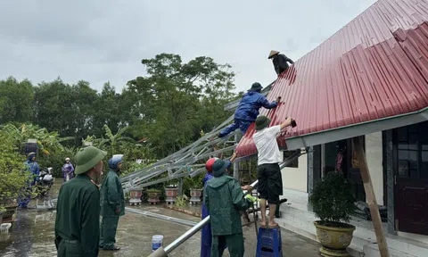 Quảng Trị: Lốc xoáy làm tốc mái nhiều ngôi nhà, gần 2.000 học sinh nghỉ học do ngập