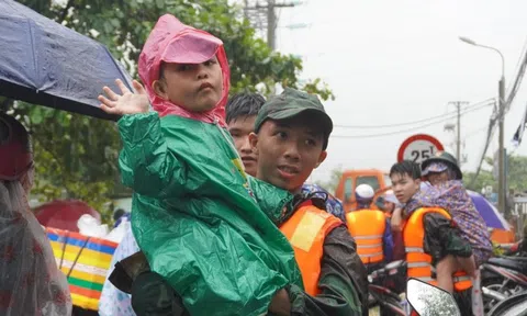 Đà Nẵng đã sơ tán hàng trăm người do mưa lớn, tiếp tục cảnh báo ngập úng, sạt lở đất