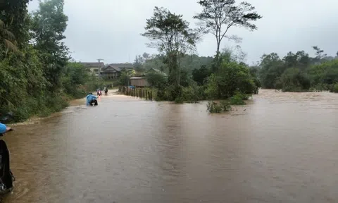 Bình Định: Mưa lớn gây ngập lụt, chia cắt giao thông nhiều khu vực