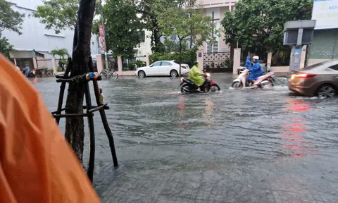 Đà Nẵng mưa lớn gây ngập, học sinh nghỉ học để bảo đảm an toàn