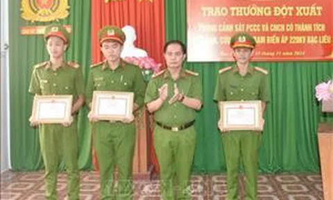 Trao thưởng tập thể, cá nhân có thành tích trong cứu nạn, cứu hộ