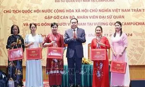 Chủ tịch Quốc hội Trần Thanh Mẫn gặp gỡ cộng đồng người Việt Nam tại Campuchia