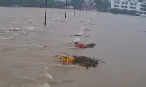 Thừa Thiên-Huế: Lũ dâng nhanh, học sinh toàn tỉnh nghỉ học