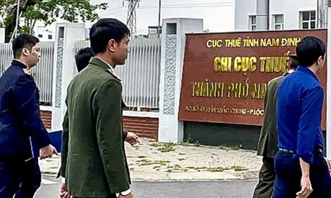 Bắt tạm giam 2 cán bộ ngành thuế "bảo kê" đường dây mua bán hoá đơn hàng trăm tỷ đồng