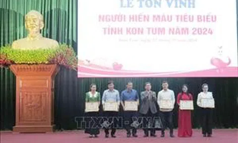 Tôn vinh các điển hình hiến máu cứu người