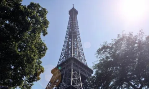 Tháp Eiffel bất ngờ bốc cháy ngay trước Giáng sinh?