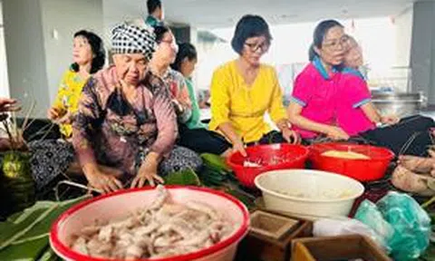 Người dân TP Hồ Chí Minh rộn ràng gói bánh chưng, bánh tét đón Tết sớm