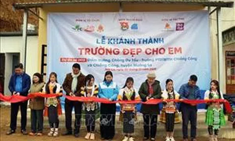 Tạo điều kiện thuận lợi cho thầy, cô giáo và học sinh vùng khó khăn