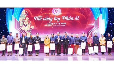 Mang Tết đến với người nghèo, gia đình khó khăn ở miền Trung