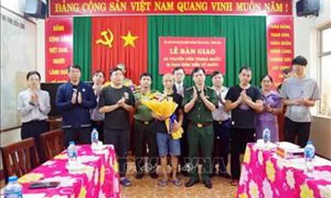 Bàn giao 5 thuyền viên người Trung Quốc bị nạn trên biển về nước