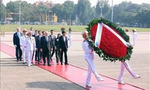 Thủ tướng Liên bang Nga Mikhail Mishustin vào Lăng viếng Chủ tịch Hồ Chí Minh