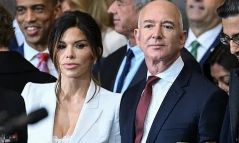 Bạn gái tỷ phú Jeff Bezos mặc gợi cảm trong lễ nhậm chức của ông Trump