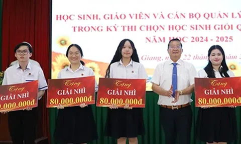 Một địa phương chi hơn 2,5 tỷ đồng khen thưởng học sinh, giáo viên